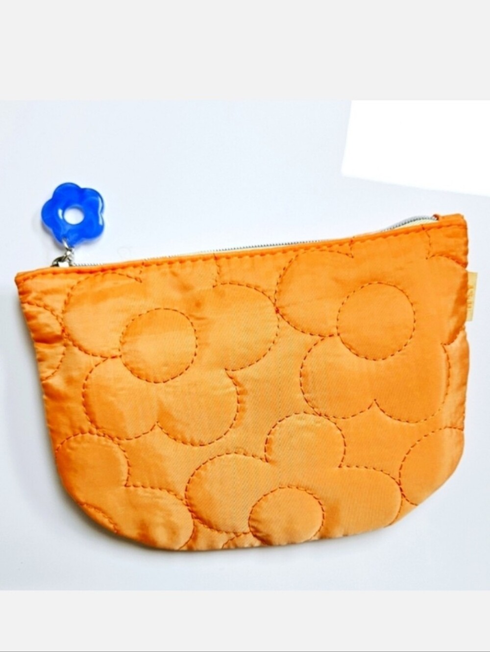 NWT IPSY APRIL GLAM BAG: ORANGE QUILTED FLOWER PRINT BLUE RESIN FLOWER ZIPPER!